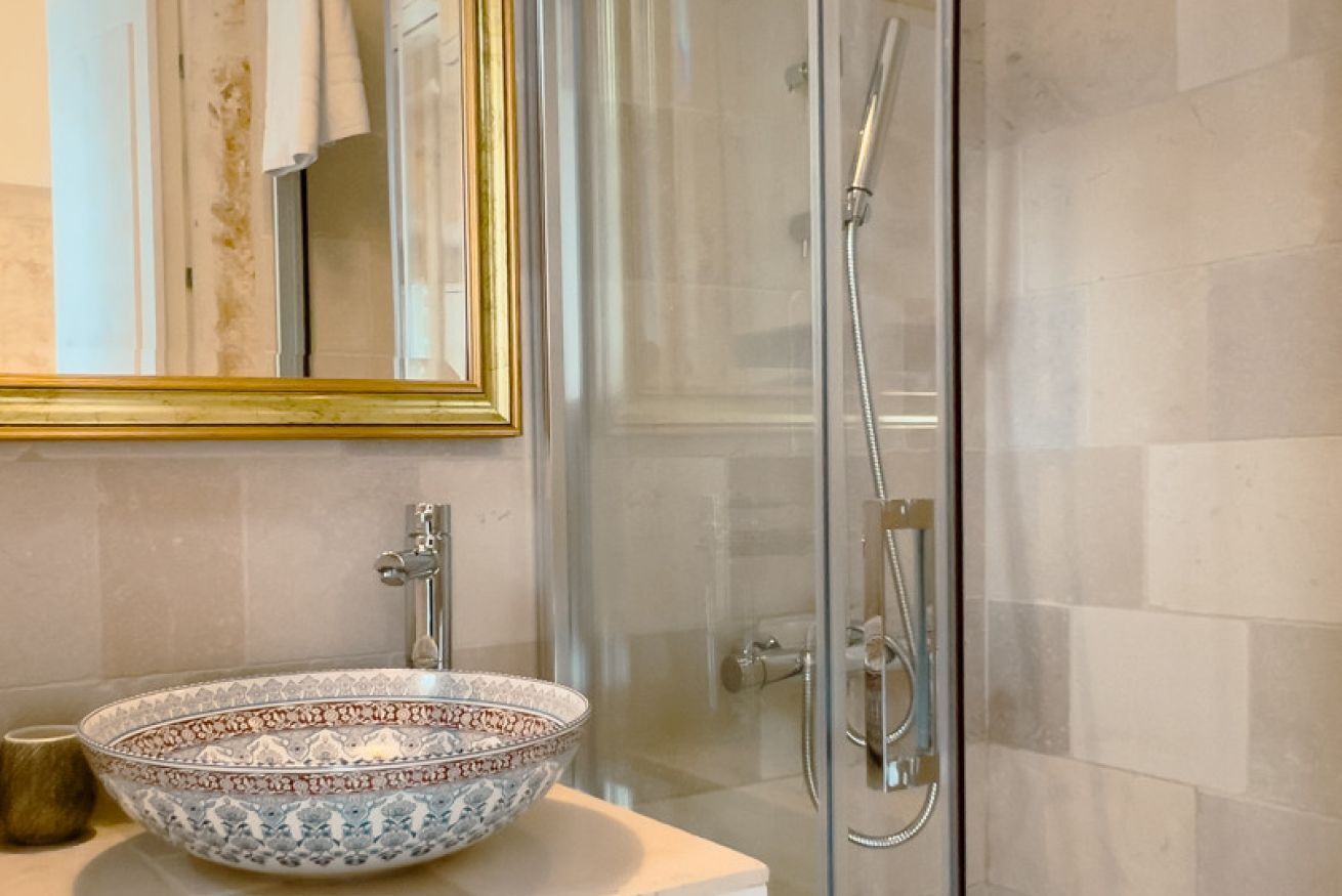 Douche, bidet, serviettes fournies, papier toilette