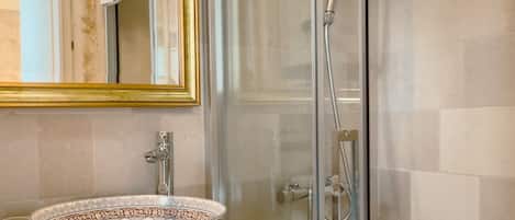 Douche, bidet, serviettes fournies, papier toilette