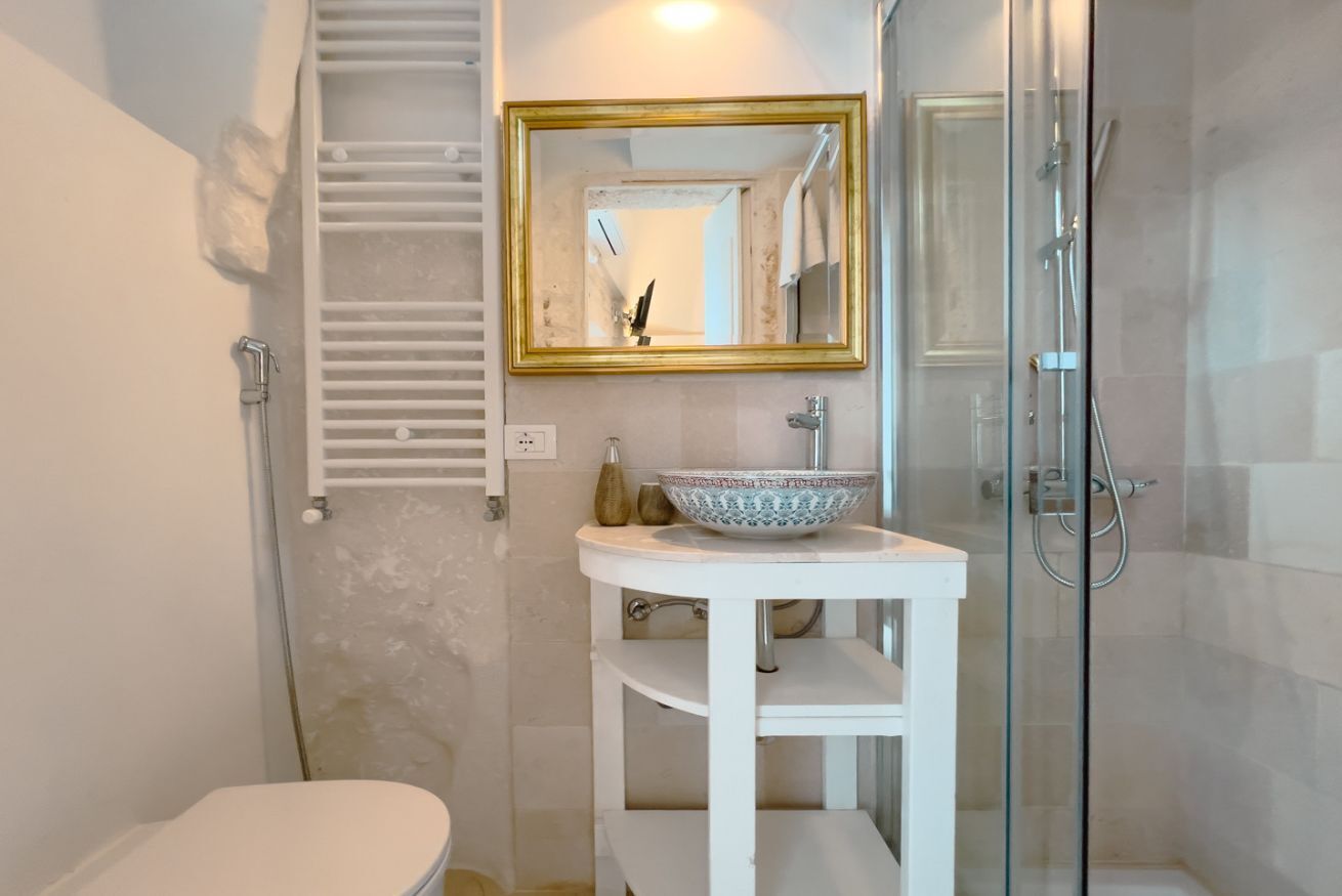 Doccia, bidet, asciugamani, carta igienica