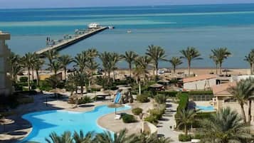 3 piscines extérieures