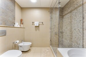 Shower, hair dryer, towels, shampoo - Chic 1BR APT in DIFC I 7-Min Drive to Burj Khalifa (Dubai)