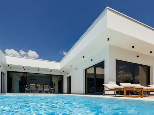 Villa Aura With Heated Pool