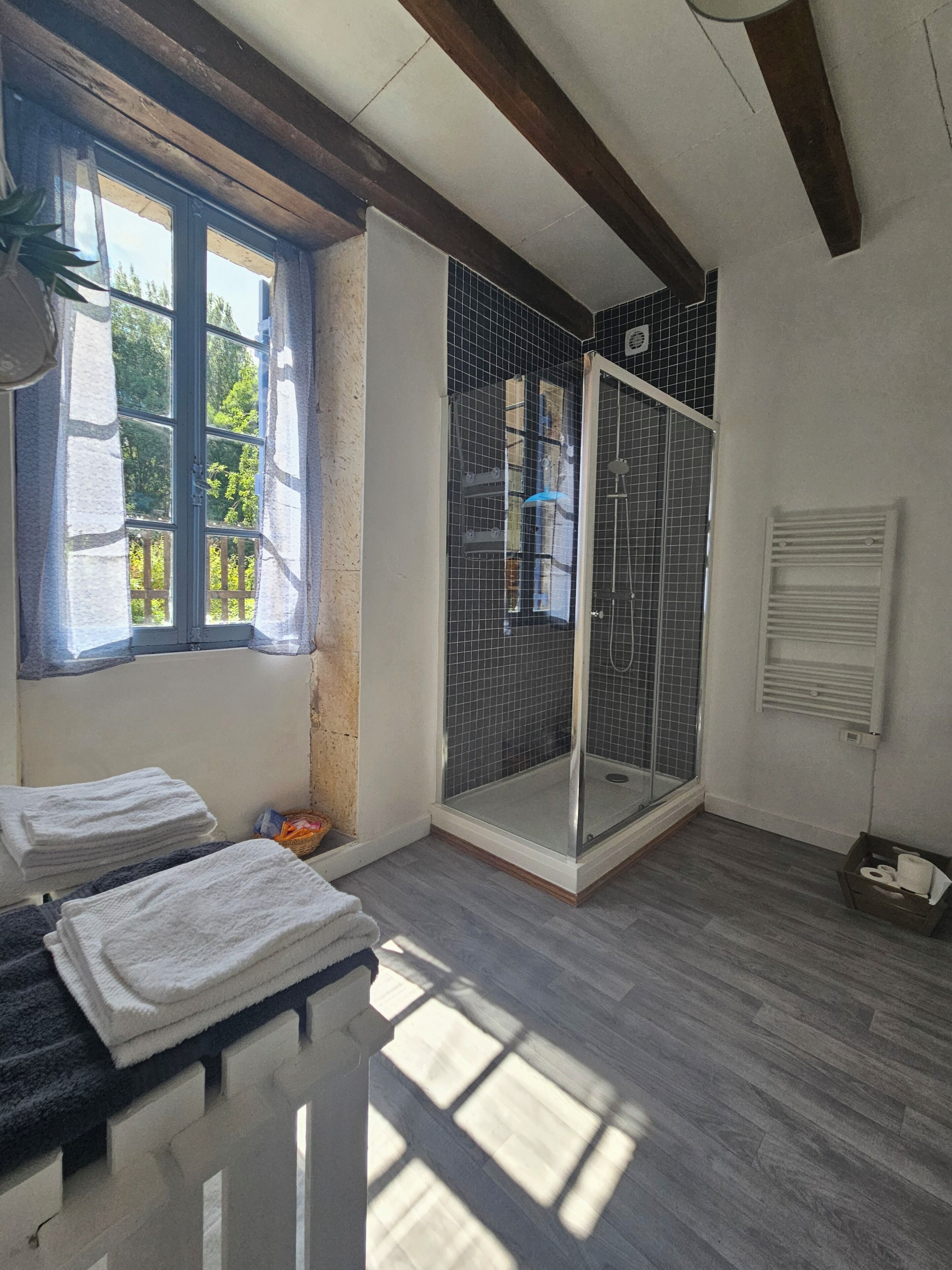 Sèche-cheveux, serviettes fournies, savon, shampoing