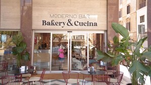 A storefront with a sign reading 'MODERNO BAR Bakery & Cucinà'. - Moderno Hotel Roma (Rome)