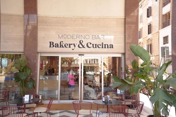 A storefront with a sign reading 'MODERNO BAR Bakery & Cucinà'.