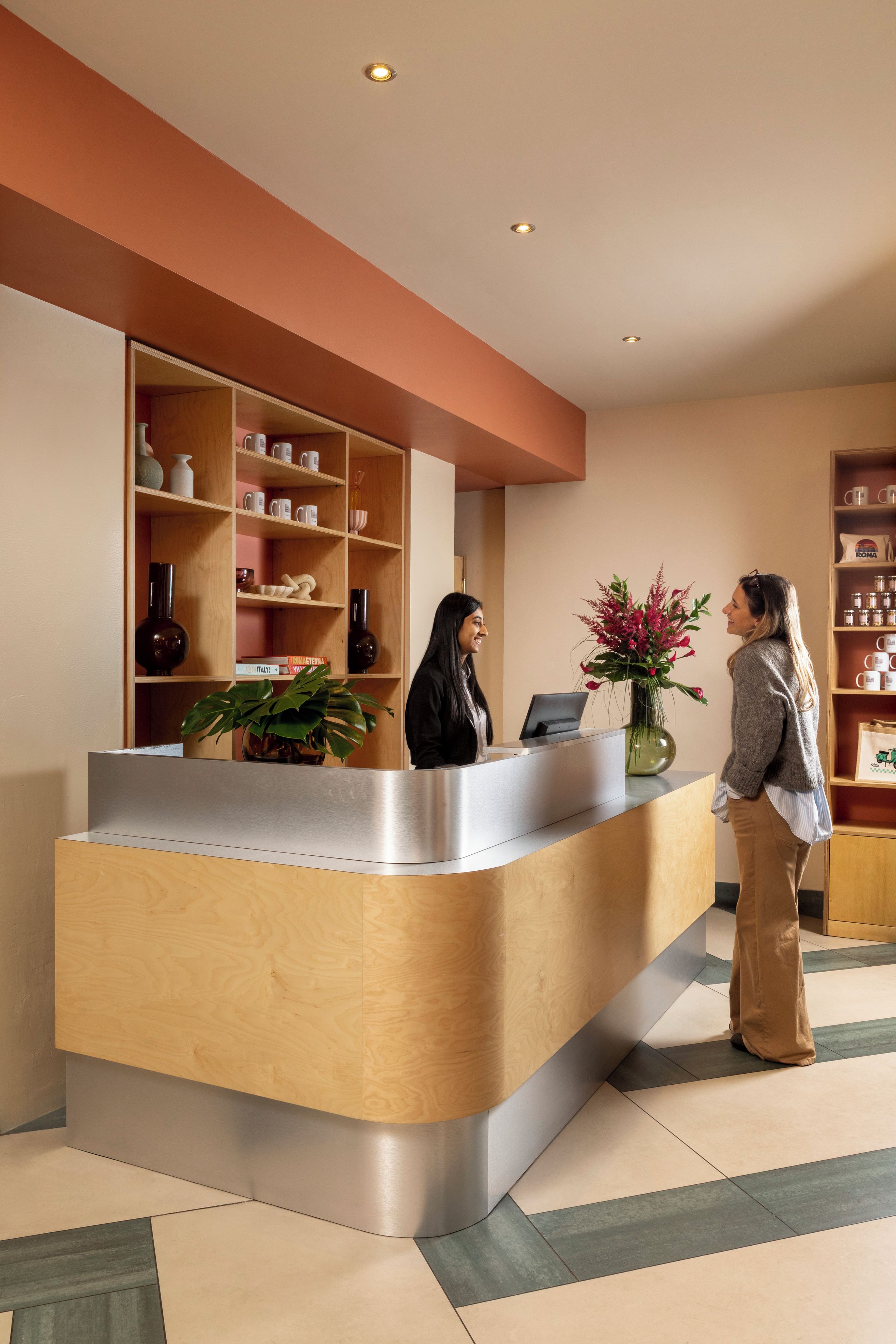 Una recepció de disseny modern, una planta i un ram de flors.