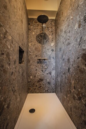 Dusche, Haartrockner, Handtücher, Toilettenpapier