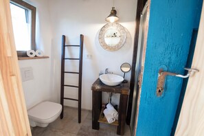 Haartrockner, Handtücher, Seife, Toilettenpapier