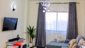 Comfort Studio Suite, City View | Living area