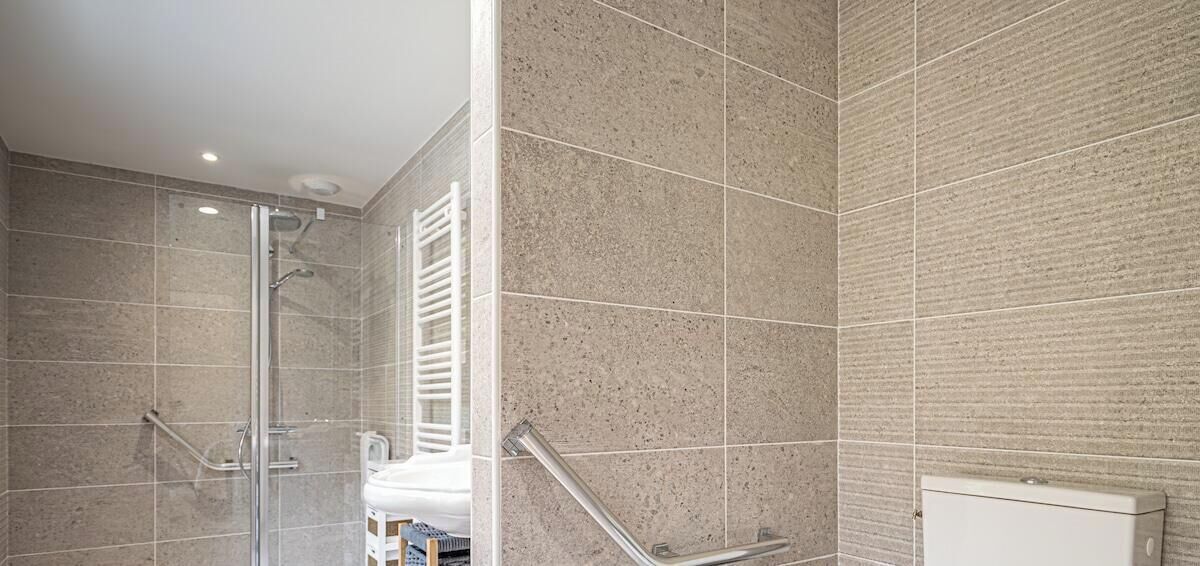 Ein modernes Badezimmer mit Dusche, Toilette und Waschbecken.