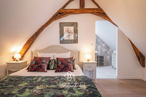 Room - Vrbo Property (Parigné-l'Évêque)