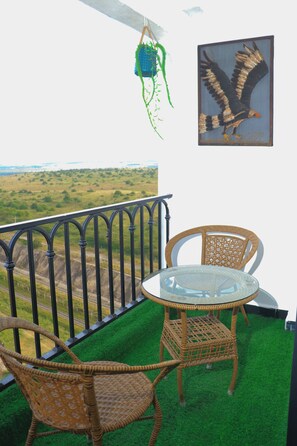 Outdoor dining - Luxury Apartments with Amazing Nairobi Park Views (Nairobi)