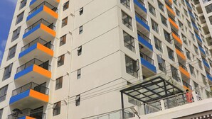 A multi-story hotel with balconies, a sign indicating it is a hotel, and a clear sky. - Luxury Apartments with Amazing Nairobi Park Views (Nairobi)