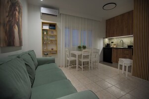 Apartamento superior, 2 habitaciones, vistas al mar | Caja fuerte, tabla de planchar con plancha, cunas gratuitas