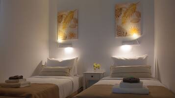 Departamento estándar, 2 habitaciones | Caja de seguridad en la habitación y tabla de planchar con plancha