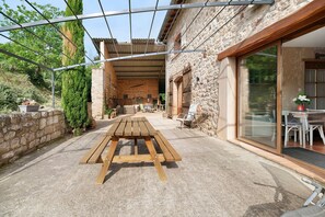 Outdoor dining - Tilleul Guest Room with Shared Terrace and Garden (Castelnau-de-Montmiral)