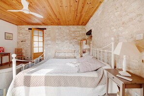 Room - Tilleul Guest Room with Shared Terrace and Garden (Castelnau-de-Montmiral)