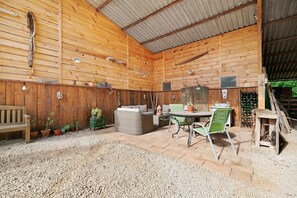 Outdoor dining - Tilleul Guest Room with Shared Terrace and Garden (Castelnau-de-Montmiral)