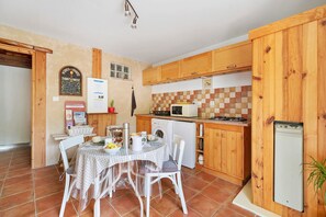 Dining - Acacia Guest Rooms with Shared Terrace and Garden (Castelnau-de-Montmiral)