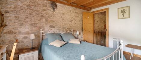 1 bedroom, bed sheets