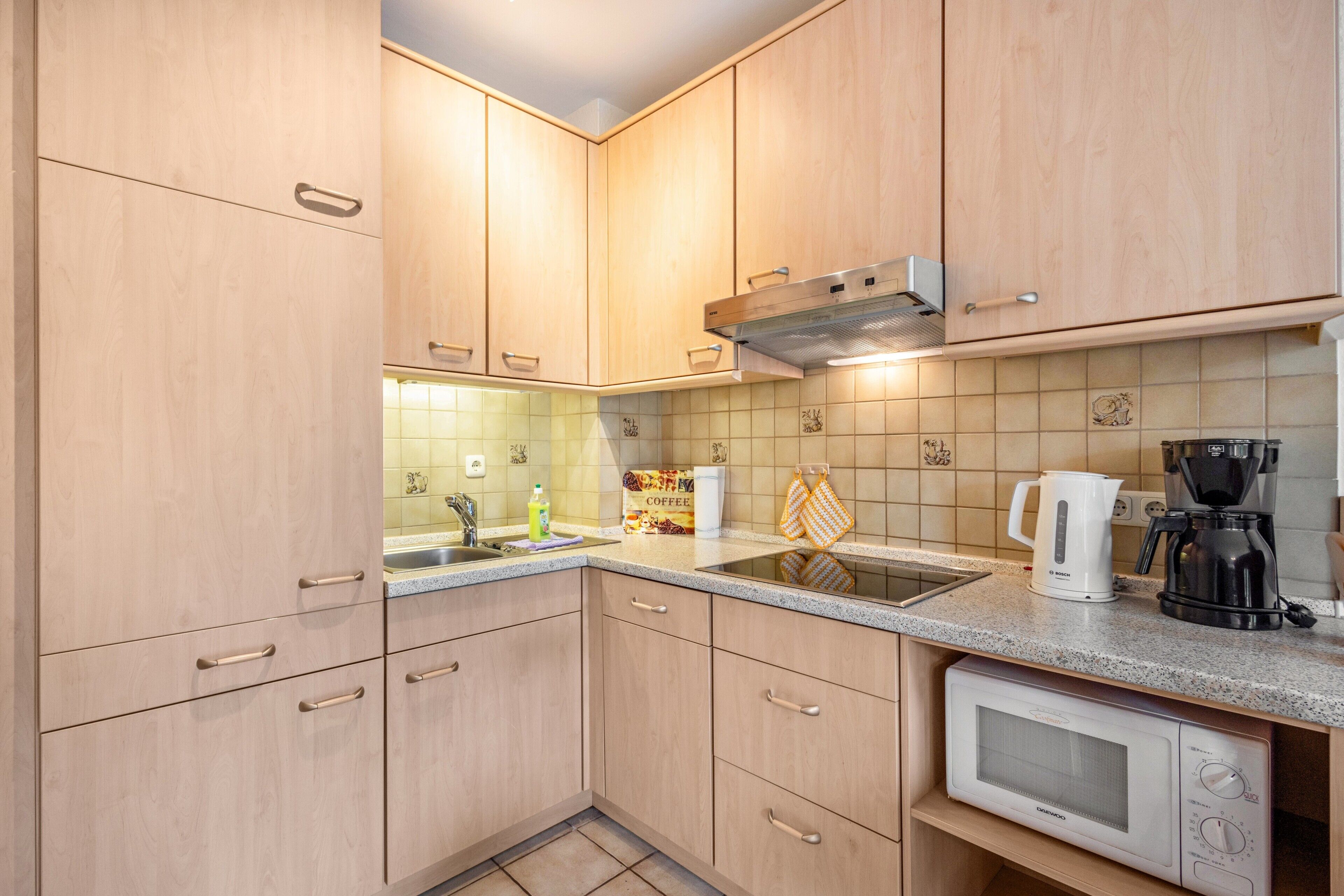 Kühlschrank, Mikrowelle, Herdplatte, Geschirrspüler