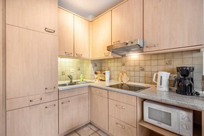 Réfrigérateur, micro-ondes, plaque de cuisson, lave-vaisselle