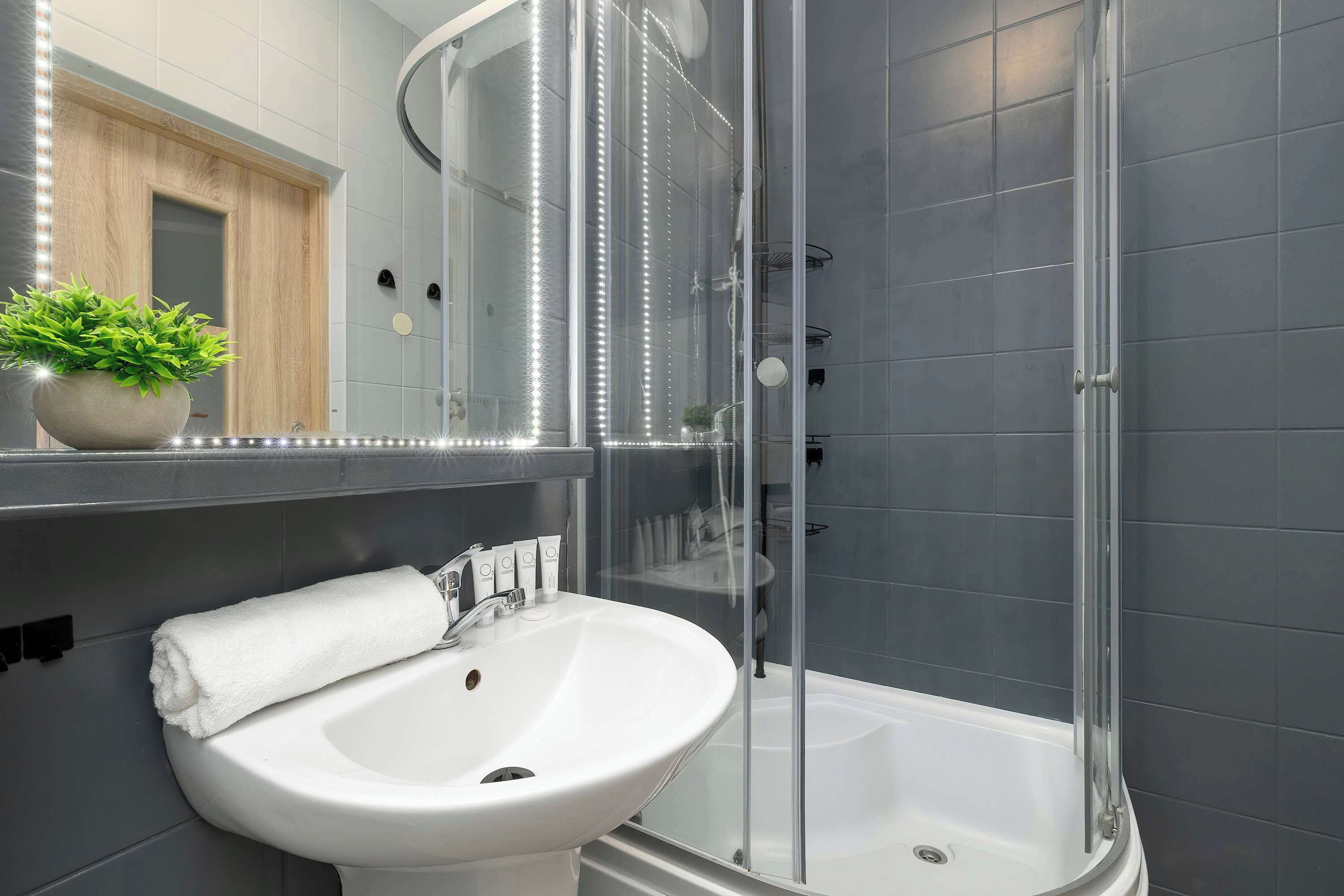 Een douche, een haardroger, handdoeken, shampoo