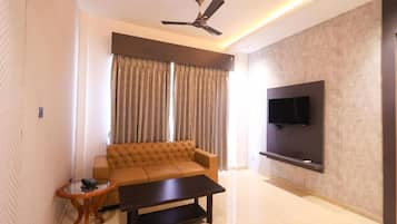 Executive Suite, Garden View | Living area