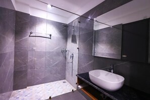 Kahden hengen huone, näköala puutarhaan | Kylpyhuone | Tohvelit