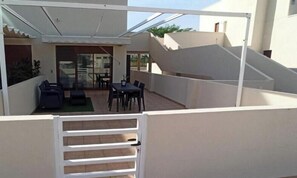 Apartment, 1 Bedroom, Terrace, Garden View | Tempat makan luar