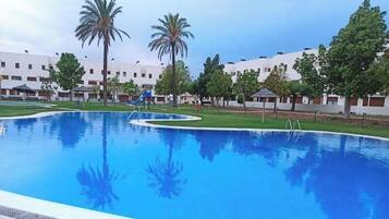 Apartamento, 1 habitación, terraza, vistas al jardín | Piscina | Una piscina al aire libre
