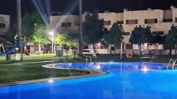 Apartamento, 1 habitación, terraza, vistas al jardín | Piscina | Una piscina al aire libre