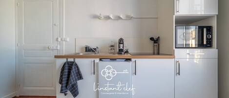 Microwave, oven, coffee/tea maker, toaster