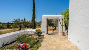 Un edificio blanco con un camino de piedra que lleva a una puerta.