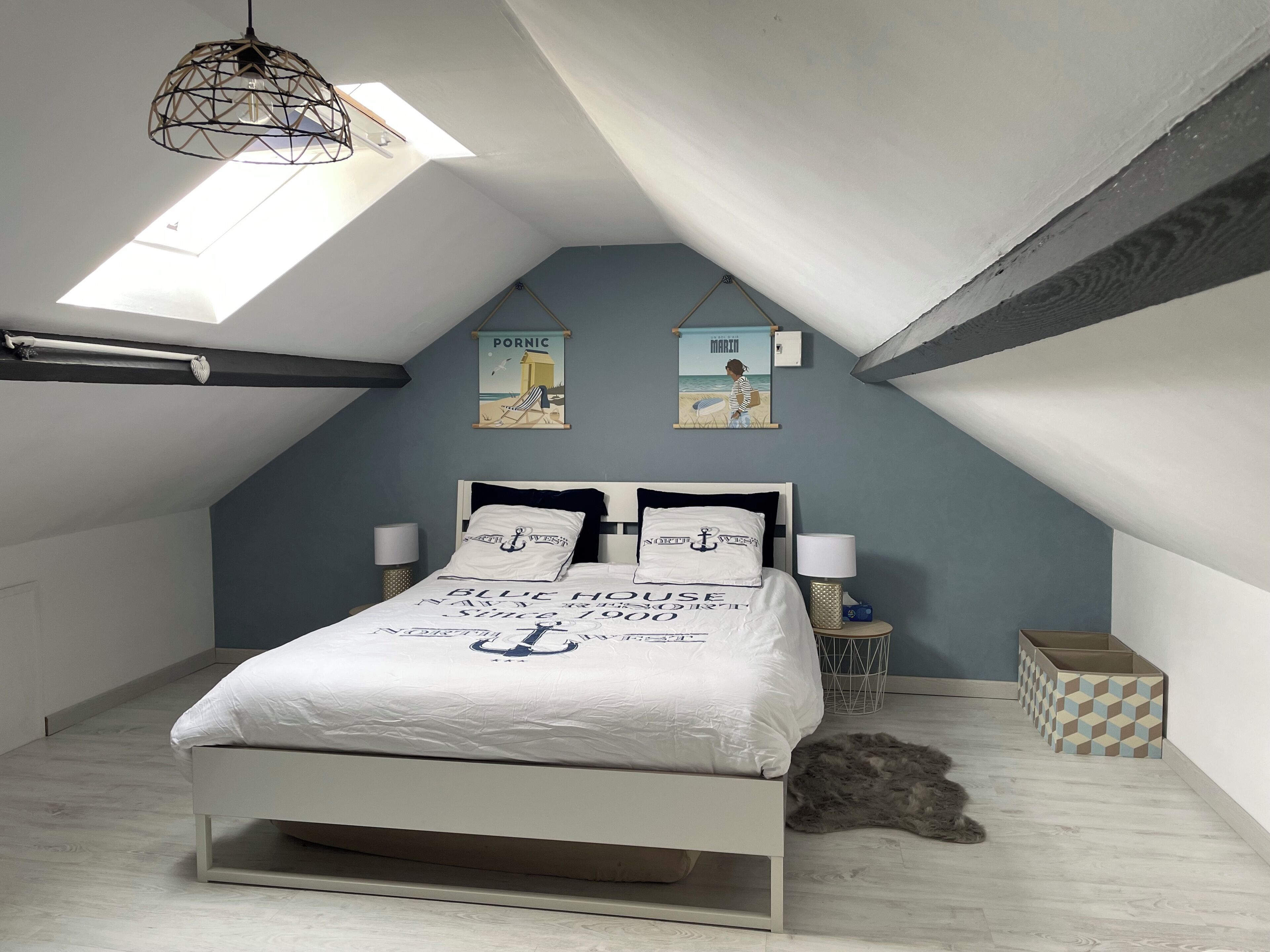 3 habitaciones, escritorio y tabla de planchar con plancha 