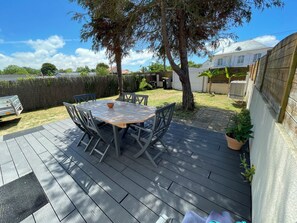 Outdoor dining - House just a stone's throw from the sea. 350 meters from the beach. (La Plaine-sur-Mer)