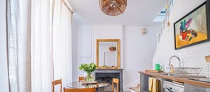 Geschirrspüler, Wasserkocher mit Kaffee-/Teezubehör, Toaster