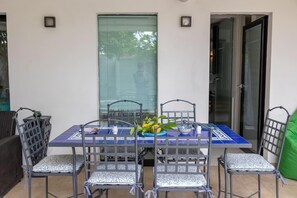 Outdoor dining - Lemon House, Capri (Capri)