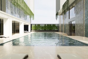 室外游泳池，提供泳池遮陽傘和日光浴躺椅