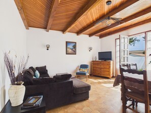 TV - House for 6 with garden, 50m from the sea (La Guérinière)