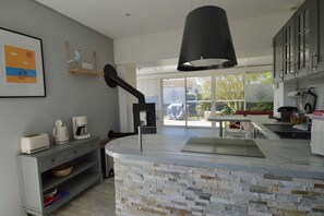 Fridge, microwave, oven, stovetop - Les coquillages, with garden and close to the sea (Langrune-sur-Mer)