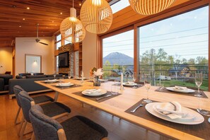 Villa Luxe, balcon, vue montagne | Restauration