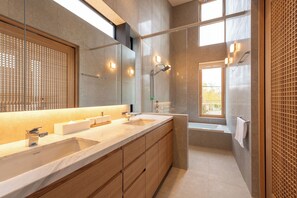 Luxury-Villa, Balkon, Bergblick | Badezimmer