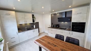 Wasserkocher mit Kaffee-/Teezubehör, Kühlschrank, Mikrowelle, Ofen