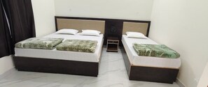 Habitación triple Deluxe, no fumadores, baño privado | Escritorio, espacio para trabajar con un portátil, wifi gratis
