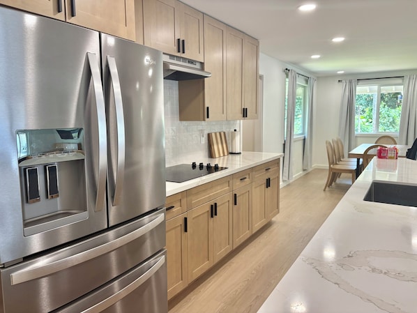 Fridge, microwave, oven, stovetop - Spacious 4-bedroom home with AC located minutes from Hale’iwa town and Waimea (Haleiwa)