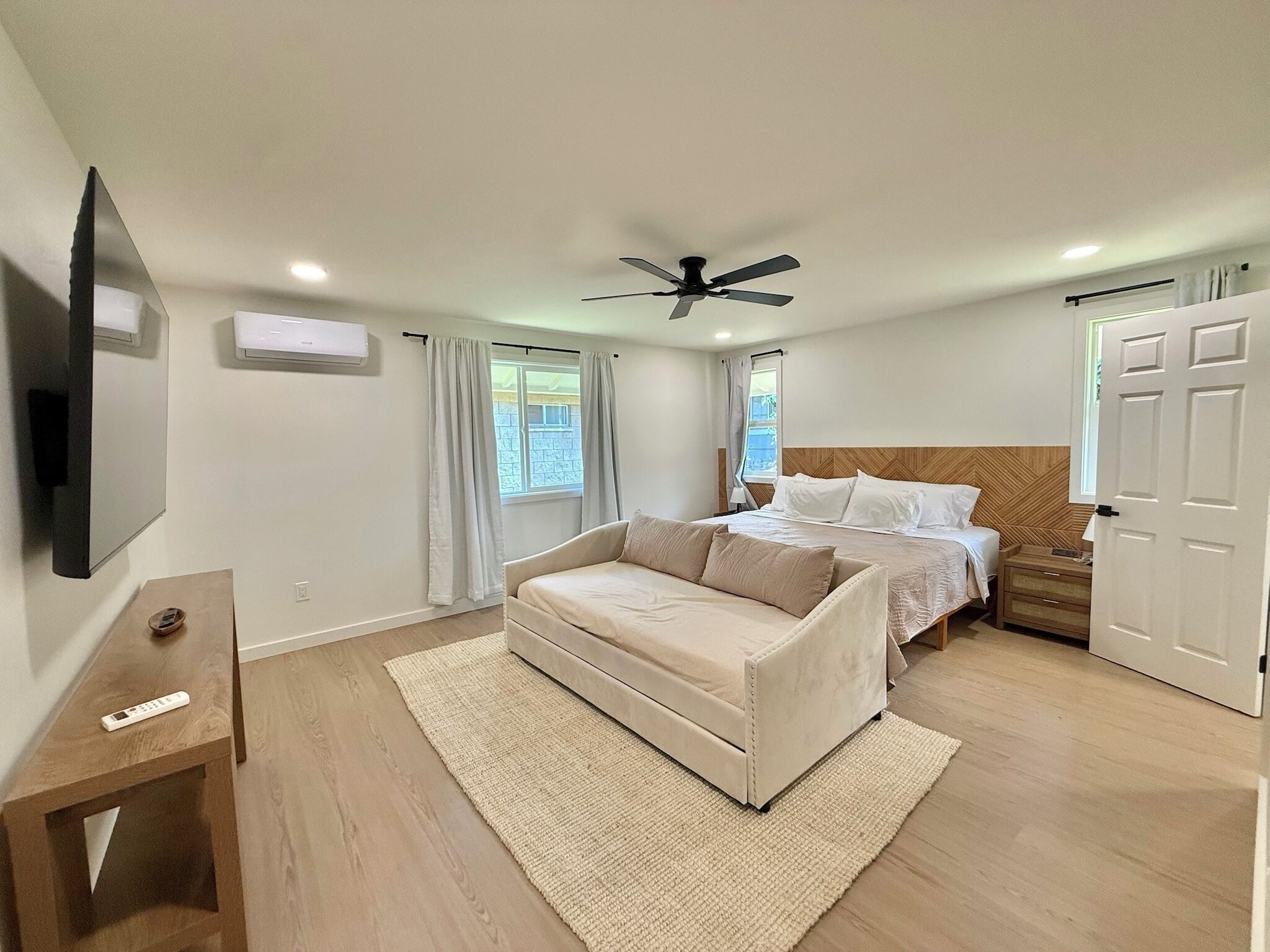 4 bedrooms, iron/ironing board, WiFi, bed sheets