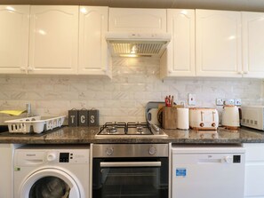 Dishwasher, cookware/dishes/utensils - 22A Warrender Road (London)