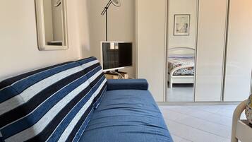 Tabla de planchar con plancha, wifi gratis y ropa de cama