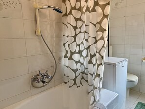 Dusche, Haartrockner, Bidet, Handtücher